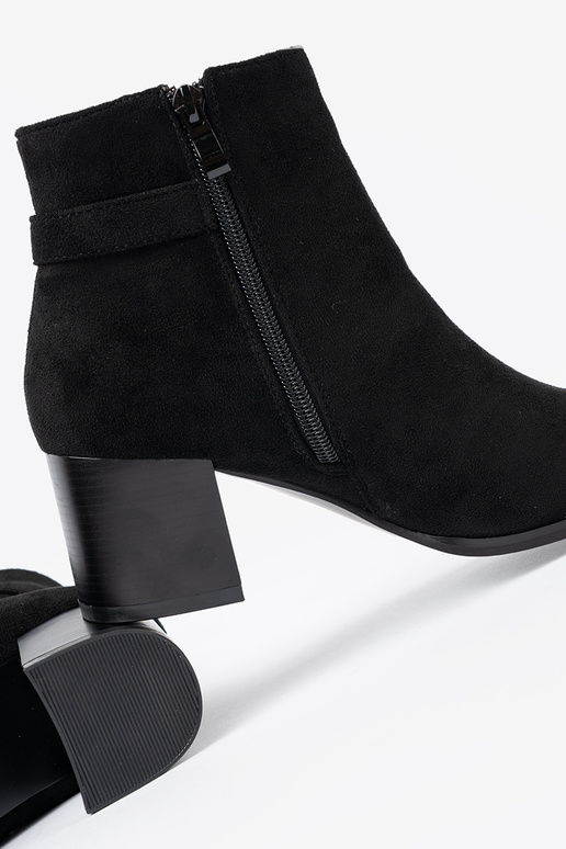 Stylish black boots z eleganckim zdobieniem