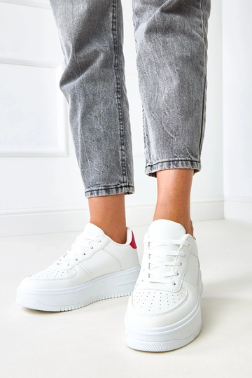 Białe sneakersy na...