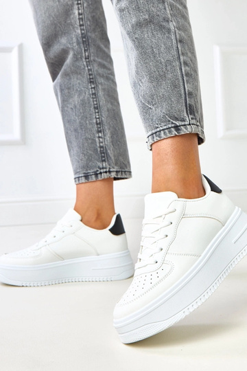 Białe sneakersy na... 2