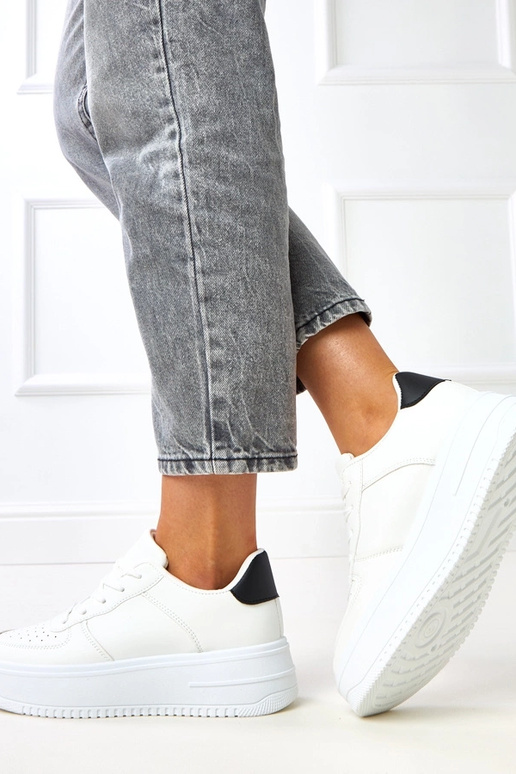 Białe sneakersy na platformie z... Białe sneakersy na platformie z...