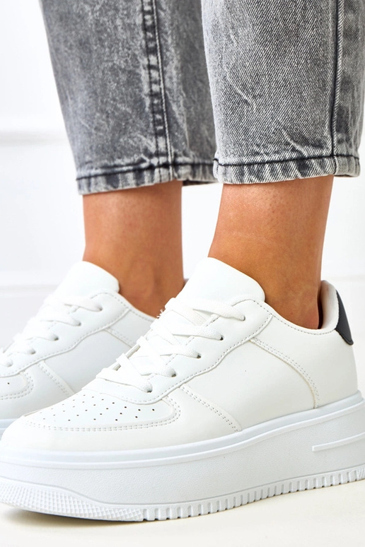 Białe sneakersy na platformie z... Białe sneakersy na platformie z...