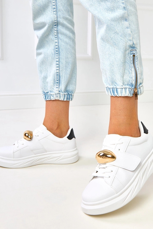 Białe sneakersy na platformie ze... Białe sneakersy na platformie ze...