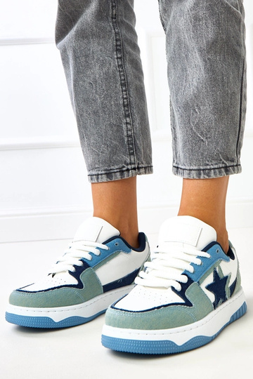 Biało- niebieskie sneakersy...