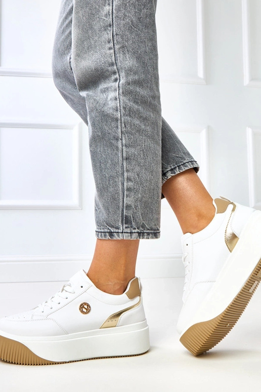 Białe sneakersy na platformie ze... Białe sneakersy na platformie ze...