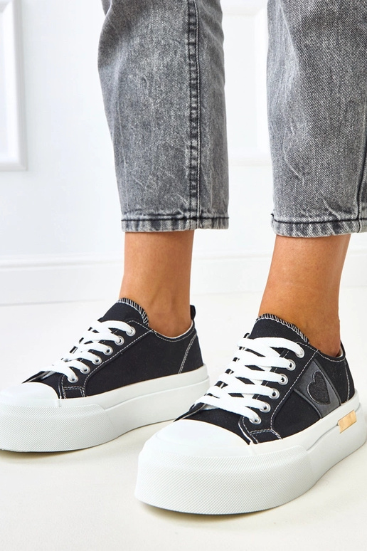 Czarne trampki na platformie z sercem...