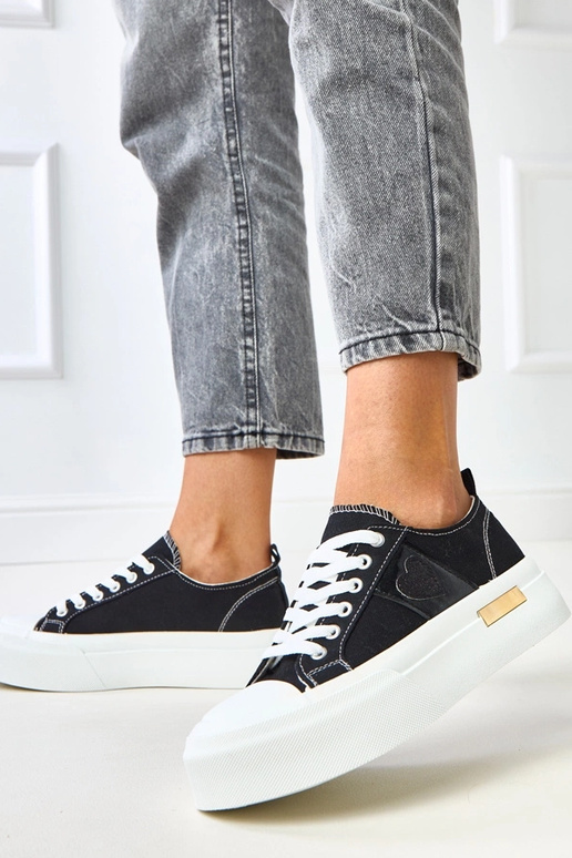 Czarne trampki na platformie z sercem...