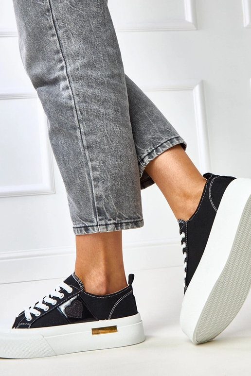 Czarne trampki na platformie z sercem...