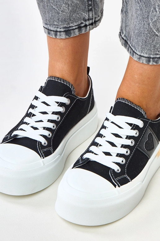 Czarne trampki na platformie z sercem...