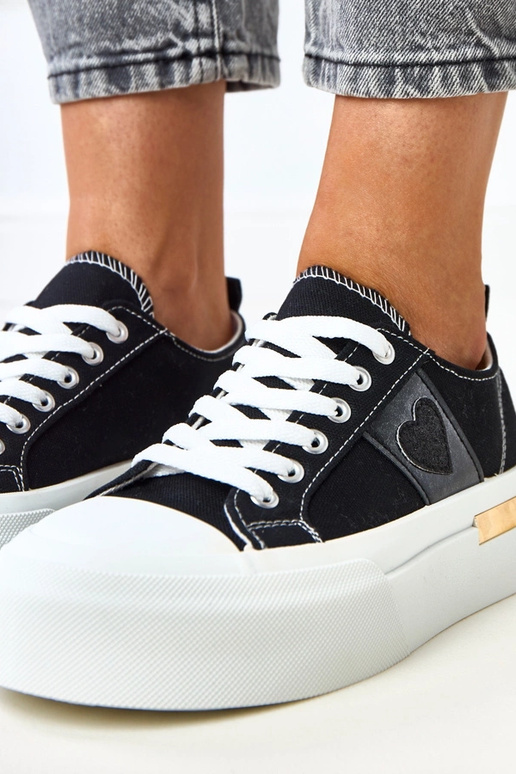 Czarne trampki na platformie z sercem...