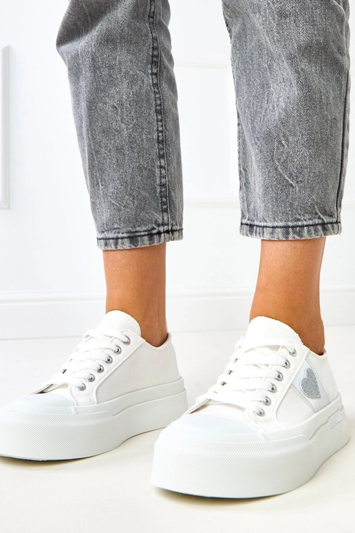 Białe trampki na platformie z sercem...