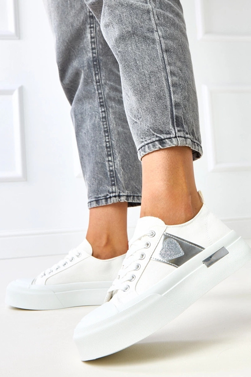 Białe trampki na platformie z sercem...