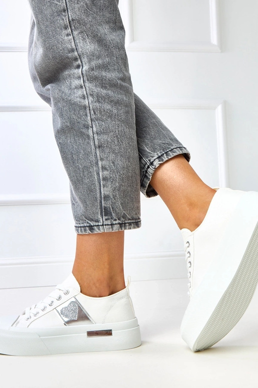 Białe trampki na platformie z sercem...