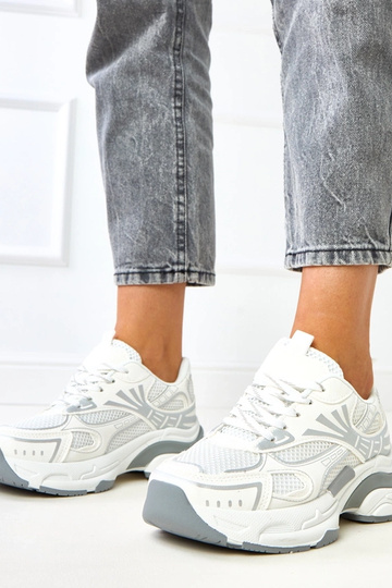 Białe sneakersy sportowe na...