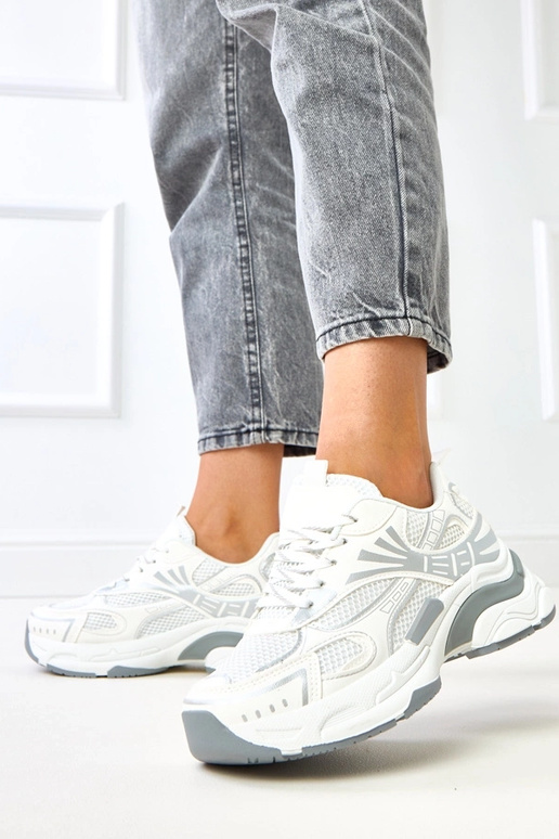 Białe sneakersy sportowe na masywnej... Białe sneakersy sportowe na masywnej...