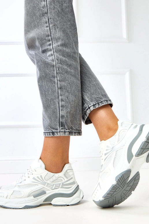 Białe sneakersy sportowe na masywnej... Białe sneakersy sportowe na masywnej...