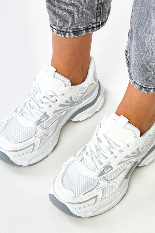 Białe sneakersy sportowe na masywnej... Białe sneakersy sportowe na masywnej...