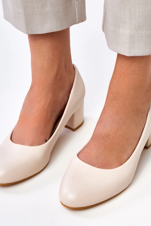 Beżowe czółenka na niskim słupku Polili