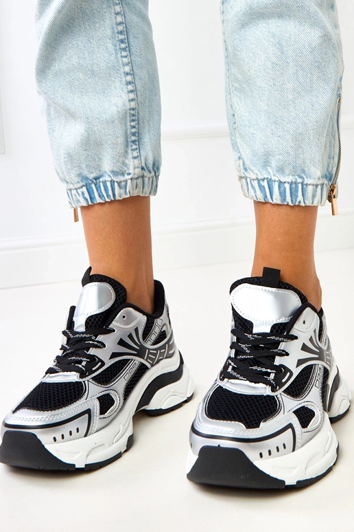 Czarne sneakersy sportowe na masywnej... Czarne sneakersy sportowe na masywnej...