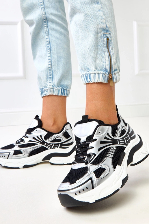 Czarne sneakersy sportowe na masywnej... Czarne sneakersy sportowe na masywnej...