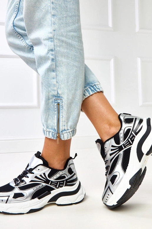 Czarne sneakersy sportowe na masywnej... Czarne sneakersy sportowe na masywnej...