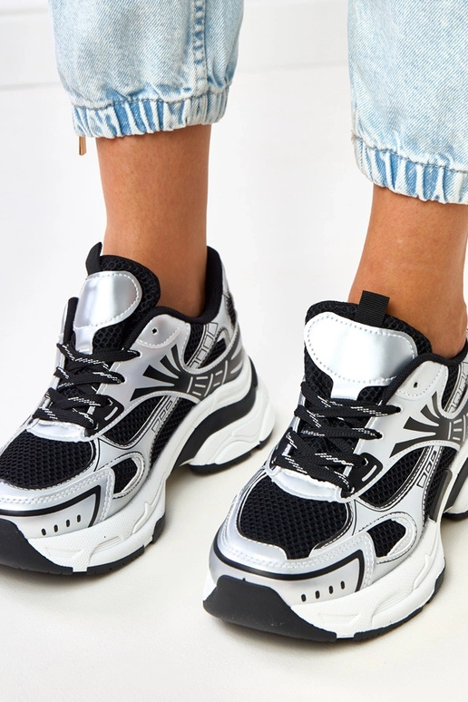 Czarne sneakersy sportowe na masywnej... Czarne sneakersy sportowe na masywnej...