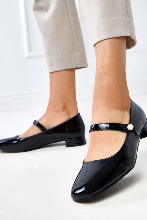 Czarne lakierowane czółenka na słupku...