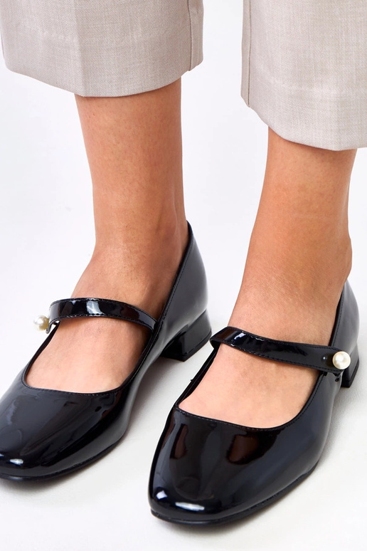 Czarne lakierowane czółenka na słupku...