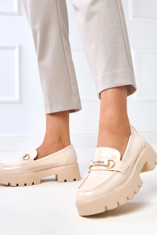 Beżowe lakierowane mokasyny z ozdobą... Beżowe lakierowane mokasyny z ozdobą...