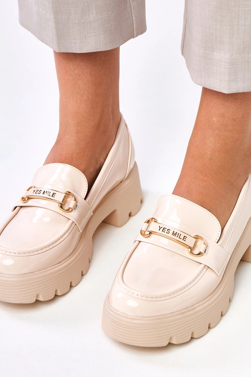 Beżowe lakierowane mokasyny z ozdobą... Beżowe lakierowane mokasyny z ozdobą...