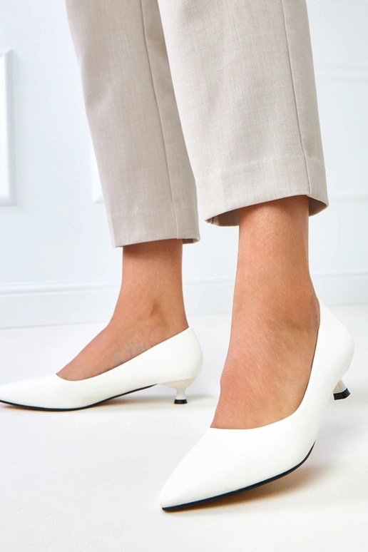 Białe czółenka na niskim obcasie Louise