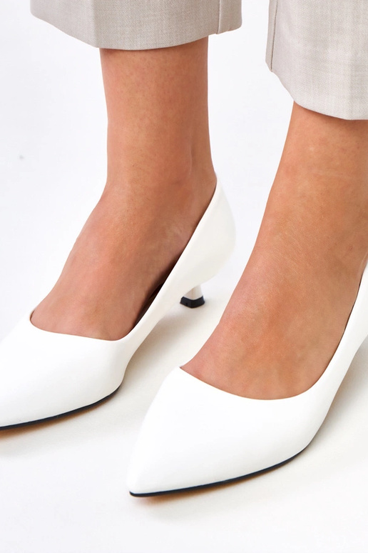 Białe czółenka na niskim obcasie Louise