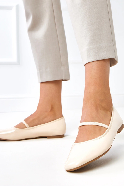 Beżowe lakierowane balerinki z gumką... Beżowe lakierowane balerinki z gumką...