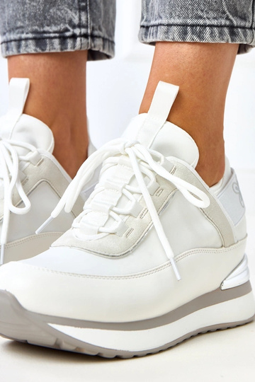 Białe sneakersy na ukryrtym... 2