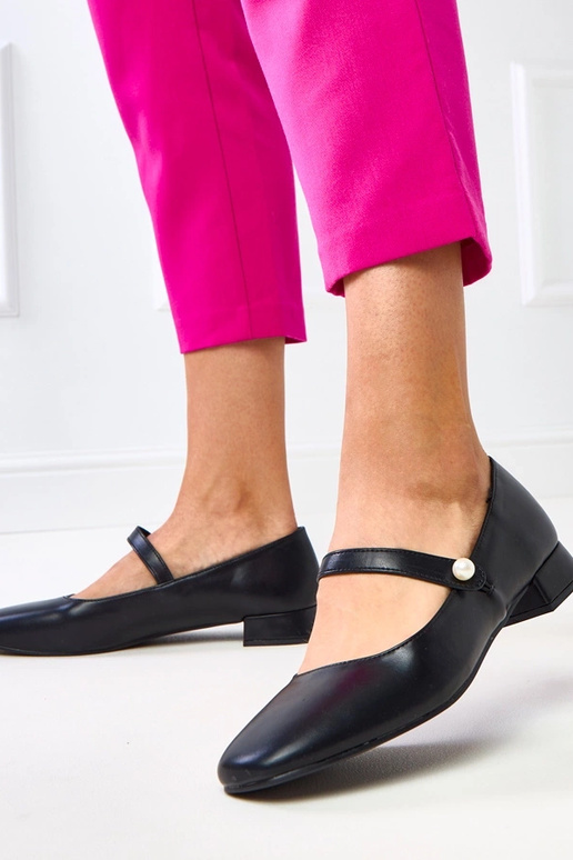 Czarne czółenka z ozdobnym paskiem na... Czarne czółenka z ozdobnym paskiem na...