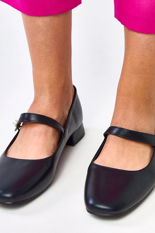 Czarne czółenka z ozdobnym paskiem na... Czarne czółenka z ozdobnym paskiem na...