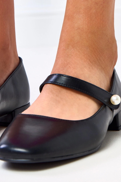 Czarne czółenka z ozdobnym paskiem na... Czarne czółenka z ozdobnym paskiem na...