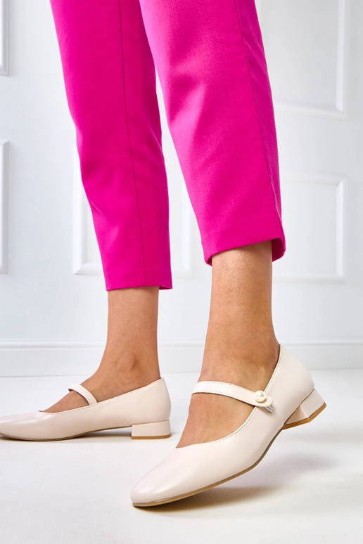 Beżowe czółenka na słupku z ozdobnym... Beżowe czółenka na słupku z ozdobnym...