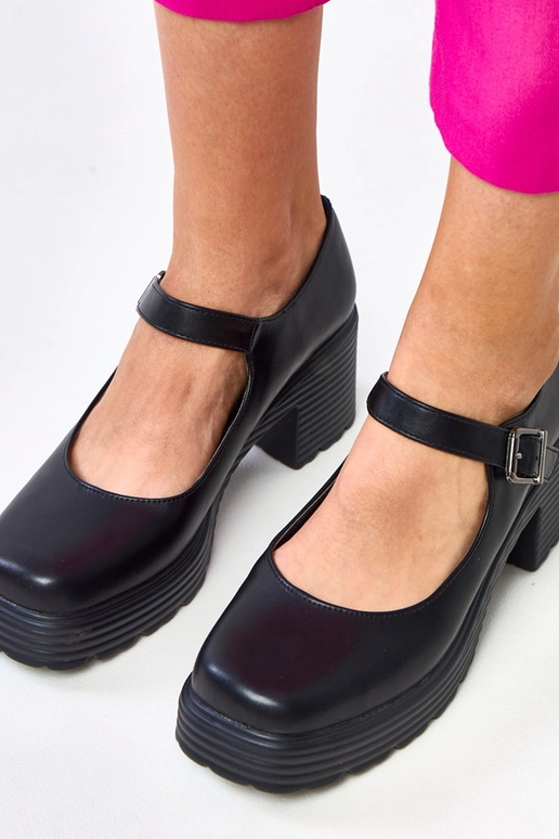 Czarne półbuty na słupku z zapięciem... Czarne półbuty na słupku z zapięciem...