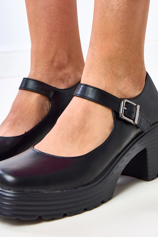 Czarne półbuty na słupku z zapięciem... Czarne półbuty na słupku z zapięciem...