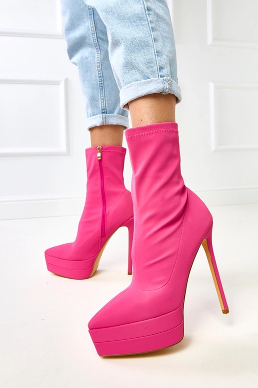 Różowe satynowe botki na szpilce z... Różowe satynowe botki na szpilce z...