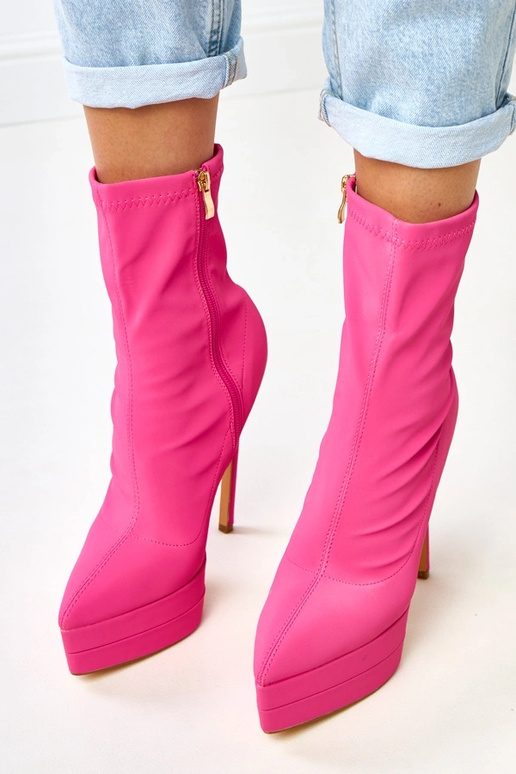 Różowe satynowe botki na szpilce z... Różowe satynowe botki na szpilce z...