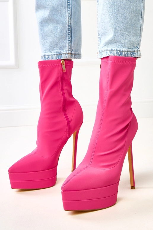 Różowe satynowe botki na szpilce z... Różowe satynowe botki na szpilce z...