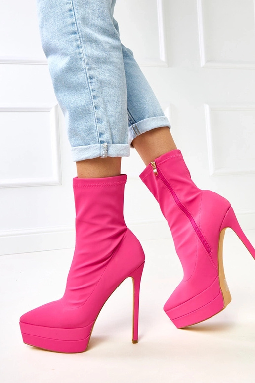 Różowe satynowe botki na szpilce z... Różowe satynowe botki na szpilce z...