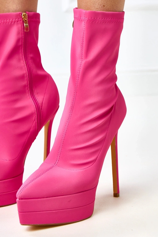 Różowe satynowe botki na szpilce z... Różowe satynowe botki na szpilce z...