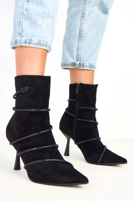 Czarne botki na szpilce zdobione... Czarne botki na szpilce zdobione...