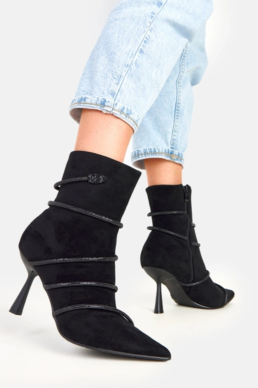 Czarne botki na szpilce zdobione... Czarne botki na szpilce zdobione...