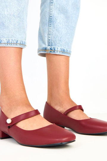 Bordowe czółenka na słupku...