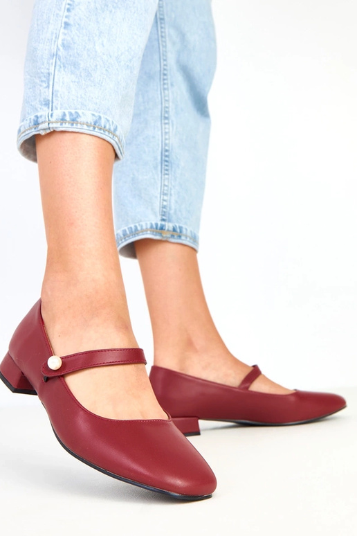 Bordowe czółenka na słupku z ozdobnym... Bordowe czółenka na słupku z ozdobnym...