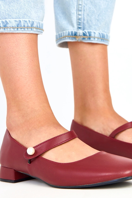 Bordowe czółenka na słupku z ozdobnym... Bordowe czółenka na słupku z ozdobnym...