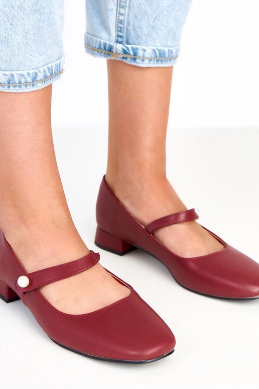 Bordowe czółenka na słupku z ozdobnym... Bordowe czółenka na słupku z ozdobnym...